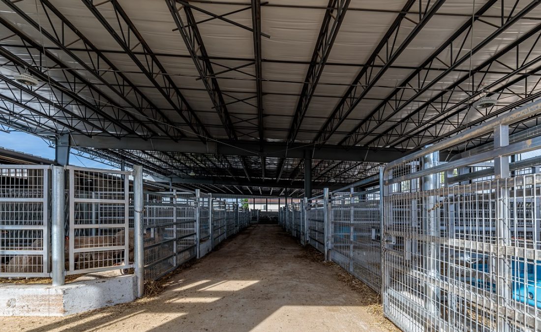 newly constructed metal stable in new holland